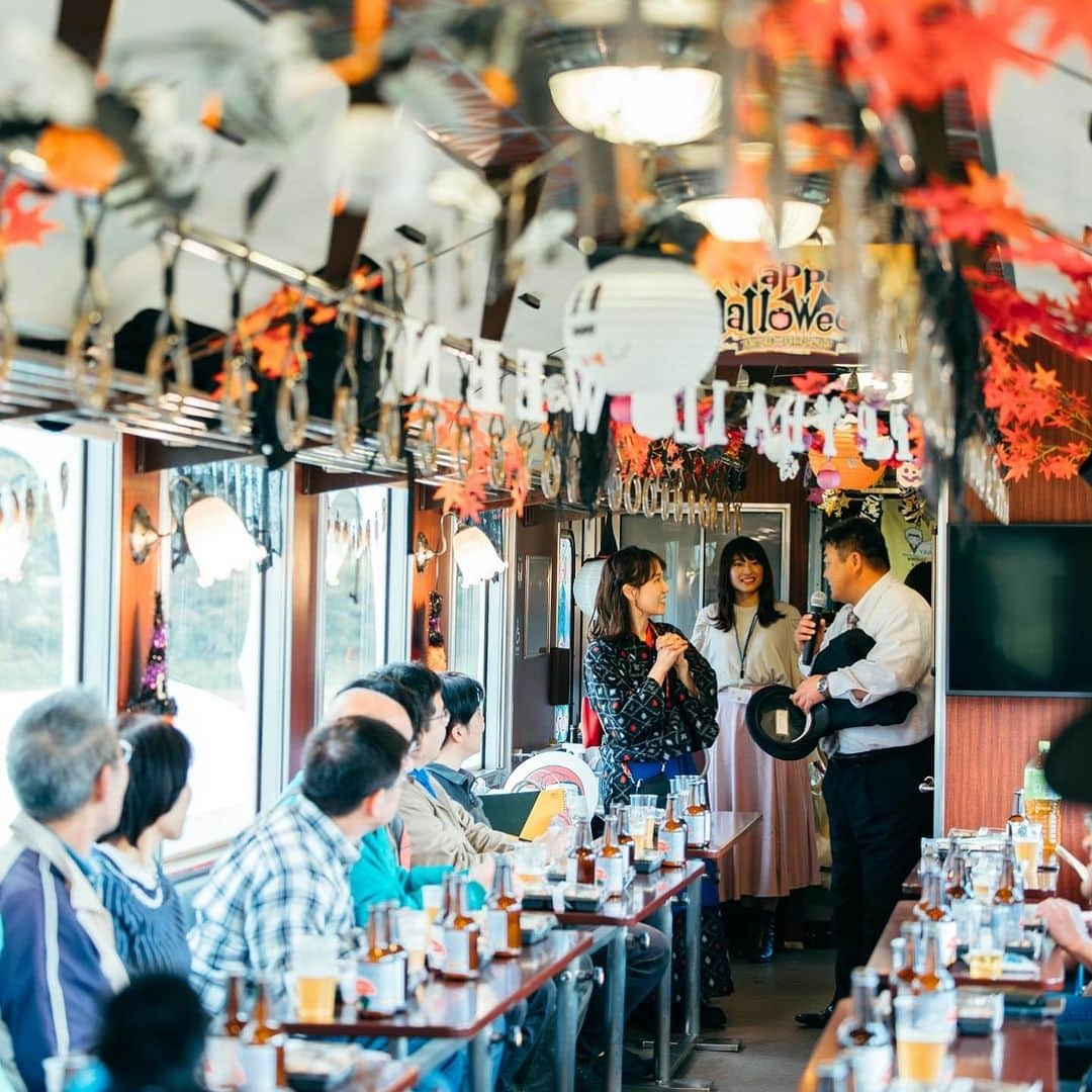 北川楓夏さんのインスタグラム写真 - (北川楓夏Instagram)「10月22日由利高原鉄道貸切イベント🚃 はじめて始発駅から終着駅まで乗りました。 往復で2時間ということで飲み会にはちょうどいい時間だな〜なんて思っていましたが、乗ってみると本当にあっという間で。  テーブルの並ぶ列車と木の温もり感じる車内 ノスタルジックないい雰囲気の中、みんなでお酒を楽しみました🍺  ゆり鉄は田園風景もあれば、川も、鳥海山も眺めることができて、四季折々の楽しみ方があるんだろうなぁと。🌸❄️ 途中は少し雨模様でしたが、みんなで虹をみることもできました。🌈 終点の矢島には名物マツコさんがいて。 発つ時には駅員さんが旗を振って見送ってくださって。 秋田のいいところってこういうところだよなぁと温かい気持ちになりました😌  ほんと、なんもないんじゃなくて、都会にはないものが田舎にはあるんだよなぁ。  学生時代は関東に住んでいたので毎日電車生活だったのですが、久々に電車の心地いい揺れで東京のいろんなこと思い出してました🚃🗼 ゆり鉄もきっとみなさんの記憶に残る沿線になるでしょう、乗り鉄さんもそうでない方も、たくさんの方に乗ってみてもらいたいなぁ✨  Photo by @junna_i2   #akita #秋田 #由利高原鉄道 #ゆり鉄 #鉄ヲタ #乗り鉄 #ジャパンビアソムリエ #ビアソムリエ #クラフトビール #貸切列車 #ハロウィン列車 #ノスタルジックトレイン #矢島 #羽後本荘」11月8日 21時59分 - fuka.kitagawa