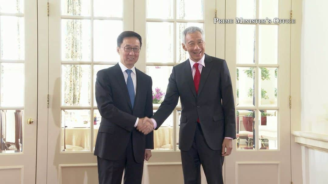 リー・シェンロンのインスタグラム：「Good to meet PRC Vice President Han Zheng again. He was here on an official visit and spoke at the Bloomberg New Economy Forum this morning. Vice President Han’s visit builds on the strong momentum of our high-level interactions.   During my visit to China in March, we upgraded our relations to an “All Round High Quality Future Oriented Partnership”. Vice President Han and I had a warm discussion today on how our relations can be strengthened to benefit our peoples. We also exchanged views on regional and international issues. I emphasised Singapore’s hope that both the US and China could maintain communications, build mutual trust, and provide stability amidst global uncertainty. – LHL  (PMO Video by Leonard Leong)」