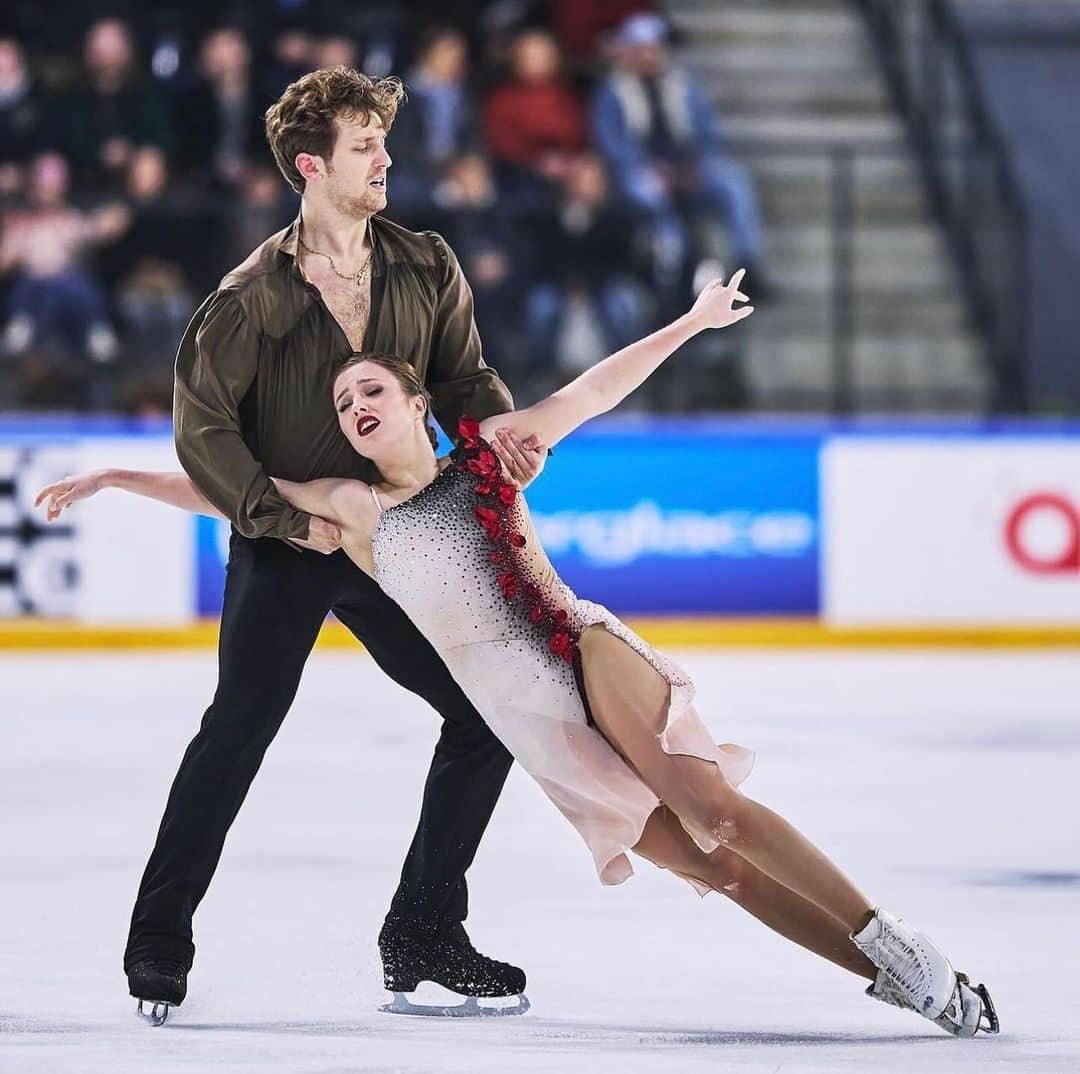 クリスティーナ・カレイラのインスタグラム：「We had so much fun competing in Angers this weekend! Thank you for everything🫶🏻 See you in Finland next week!🤩 • • • • #gpfigure #figureskating #icedance #france #angers」