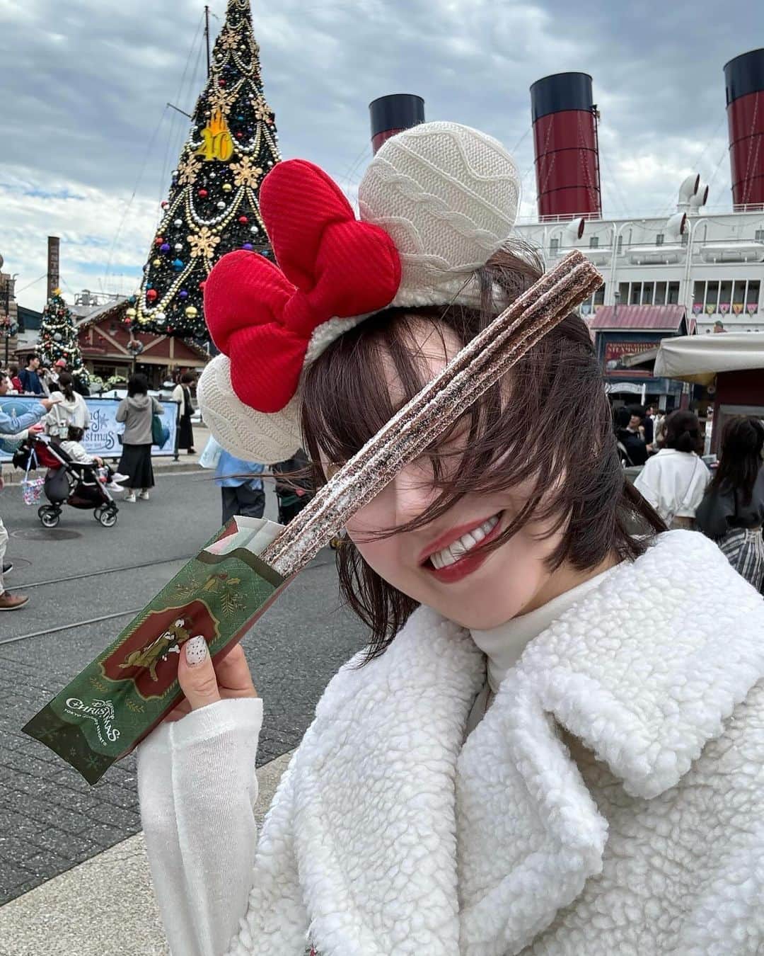 千葉由佳（ちばゆか）さんのインスタグラム写真 - (千葉由佳（ちばゆか）Instagram)「. 🚢🎄💫  強風のなか撮影チームで頑張りました🎁 なかなか見られないベスポジからミッキーたちとサンタさんのベストショット撮れたのでお裾分け🎅♥️」11月8日 22時09分 - chibayuka