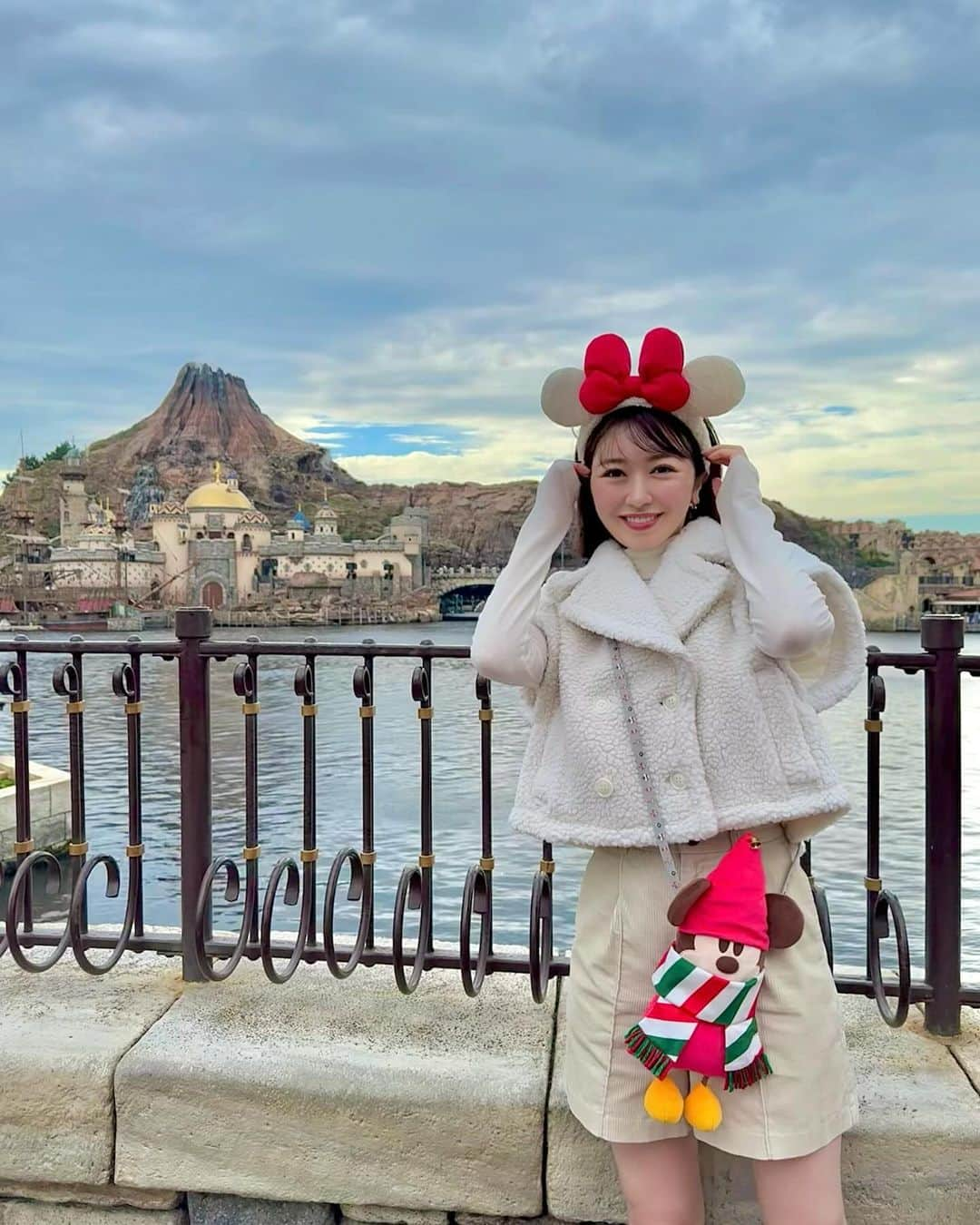 千葉由佳（ちばゆか）のインスタグラム：「. 🚢🎄💫  強風のなか撮影チームで頑張りました🎁 なかなか見られないベスポジからミッキーたちとサンタさんのベストショット撮れたのでお裾分け🎅♥️」