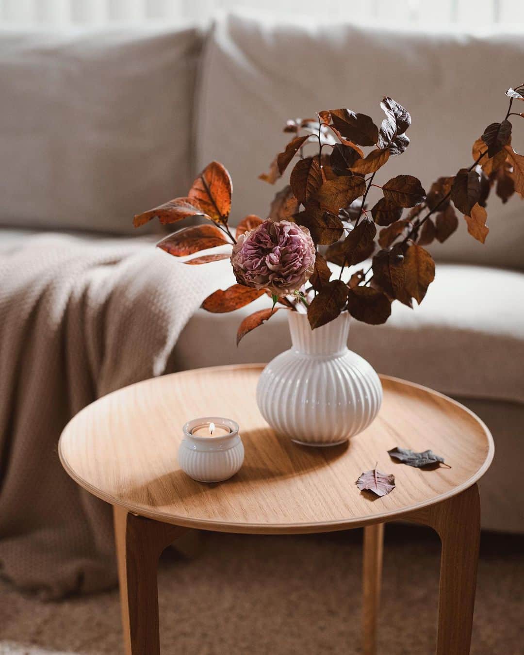 増田由希子のインスタグラム：「Autumn mood🕯🍂 #rose #autumnflowers #autumnmood #lyngbyporcelain   バラと紅葉🍂  バラ・テナチュールのシックな花色は、紅葉によく合います。  #リュンビューポーセリン」