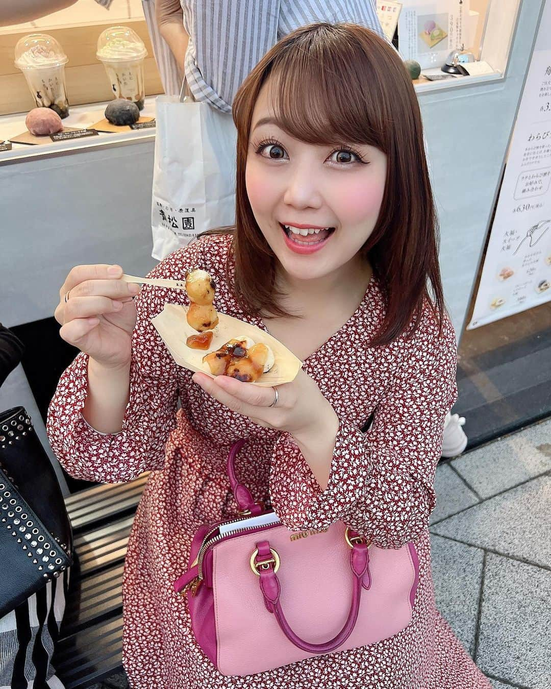 嶋梨夏のインスタグラム：「築地本願寺近くの「えにかいたもち」さんのみたらし団子🍡焼きたてで美味しすぎました〜🤤💓 . . . . . #被写体 #お仕事依頼受付中 #築地 #築地グルメ #築地食べ歩き #えにかいたもち #みたらし団子 #いっぱい食べる君が好き #もぐもぐ #むちむち #ぷに子 #アラサー女子 #平成元年生まれ #150cm #ファインダー越しの私の世界 #ポートレート #ポートレート撮影 #女優 #actress #photooftheday #JAPAN #japanesegirl #instagood #followme #ricashima #嶋梨夏」