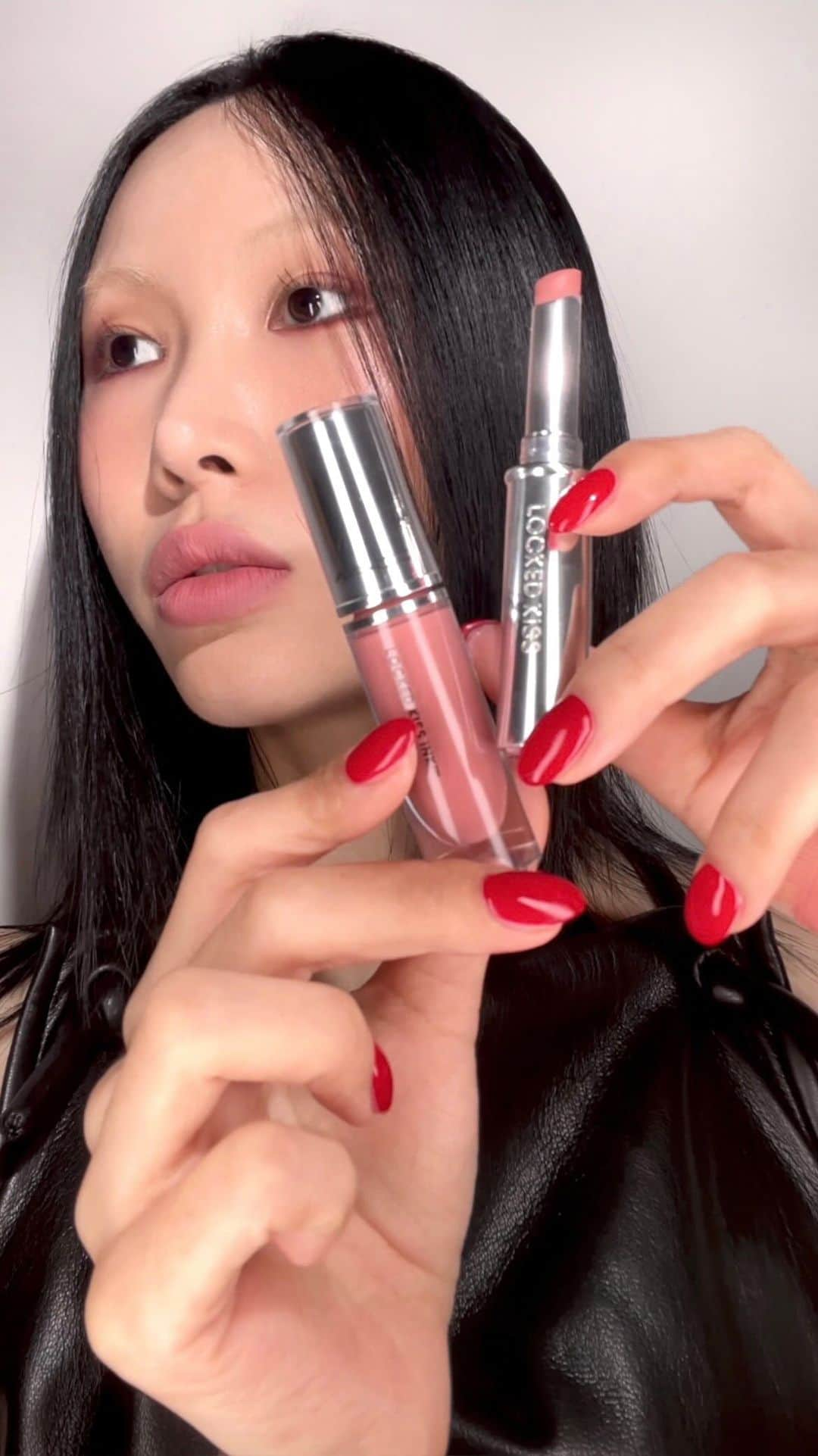 福長優のインスタグラム：「Which is your pick? #MACLockedKiss  2 WAYS TO KISSPROOF LIPS 💖🔒 컬러는 동일하지만 텍스처에 따른 발색 비교 ♡ 리퀴드 VS 립스틱, 어떤 미스치프가 더 마음에 드시나요?  › Lip product Locked Kiss 24HR Lipstick in MISCHIEF Locked Kiss Ink 24HR Lipcolour in MISCHIEF  #맥소속직원 #맥락드키스 #미스치프 #maclockedkissink #maclockedkisslipstick  @MACCOSMETICS  @MACCOSMETICSKOREA」