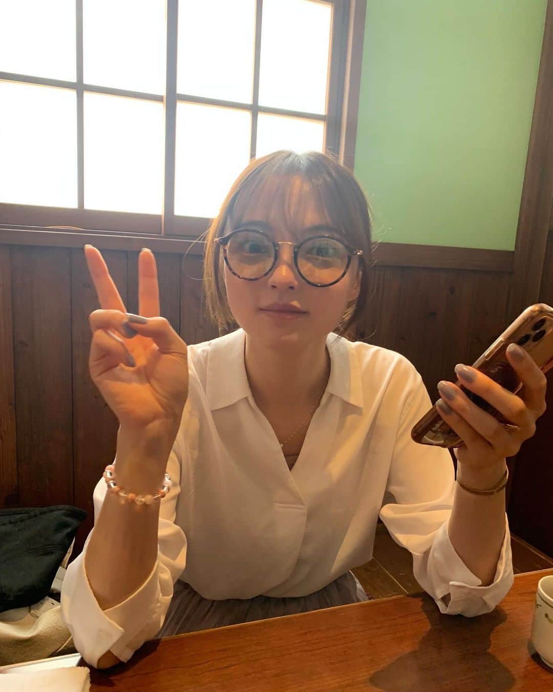 のインスタグラム：「メガネ坂巻👓  オフ感満載ですね〜  皆さんは普段オフの日は何してるの？？🐜 私はただひたすら寝てます笑  #fyp  #00  #坂巻有紗  #fashion  #メガネ女子」