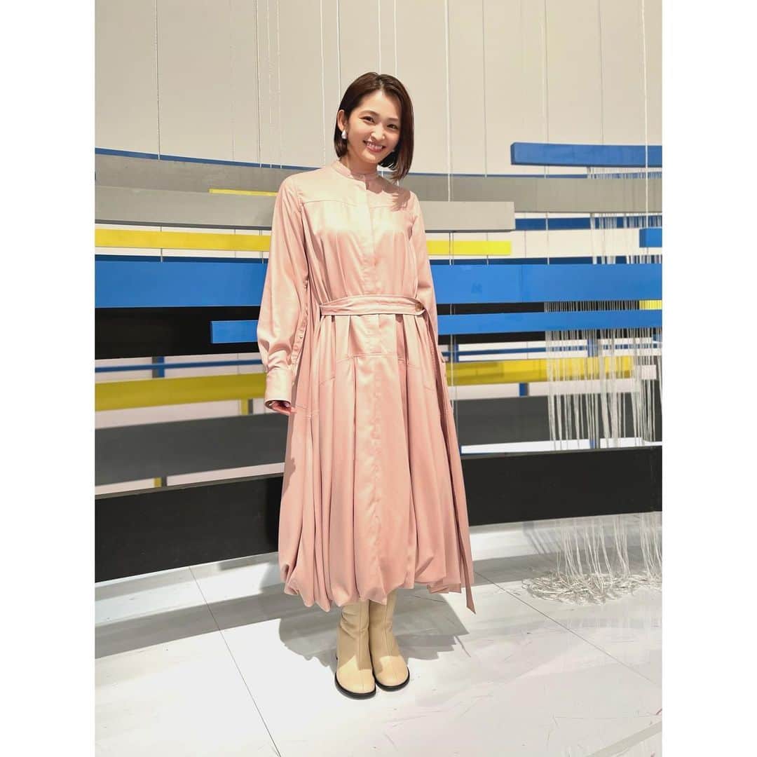 岡本玲のインスタグラム：「. 少し前になりますが テレビ東京「60秒で学べるNews」 初めてお邪魔しました！  MCは、お久しぶりにお会いしたウエンツ瑛士さん。  まだ上京して間もない10代の頃。バラエティ番組の収録を見学させていただいたり、お話を聞かせていただいたりして。勝手にウエンツさんの背中を見て育った気持ちでいる私にとって、めちゃめちゃ緊張しましたし、あらためて背筋の伸びる空間でした。共演させていただけて嬉しかったです。 ありがとうございました！  styling... one-piece EZUMi @ezumi.official @mandassociates」