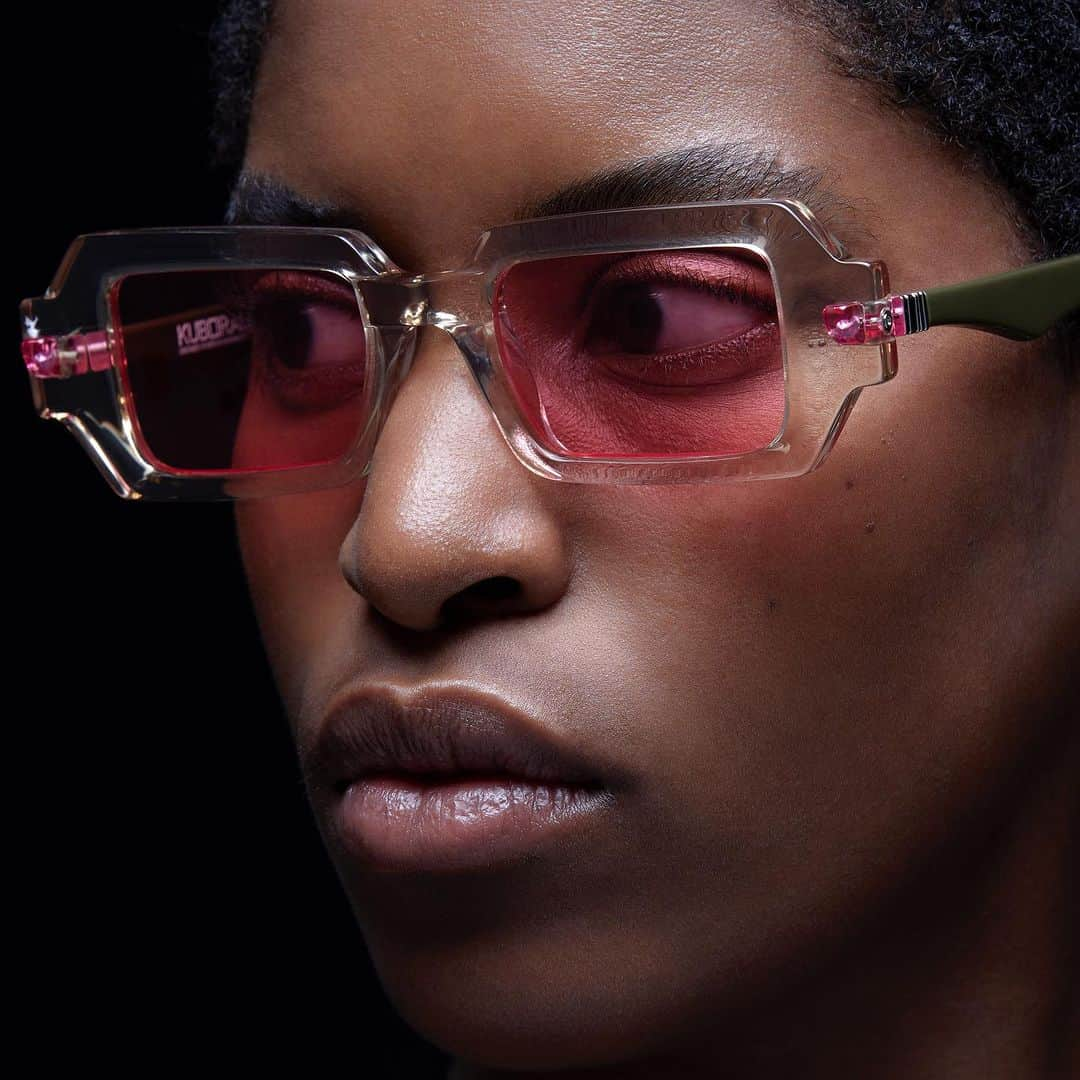 クボラムさんのインスタグラム写真 - (クボラムInstagram)「New Mask Q9 Cashmere with 24h Pink lenses  The Q9 boldly embraces a medium-sized rectangular lens design, encased in an acetate frame. Its elegant bi-colored temples extend seamlessly through the front, recalling the shapes of the fluid French curves originally used to draw Euler Spirals.  A dash of Military Green on the temples infuses the Q9 Cashmere, while Pink protrusions on the sides evoke the organic shape of horns, adding a hint of avant-garde allure.  Available NOW in our Berlin & Milan Flagship Stores and selected retailers worldwide.  #kuboraum」11月8日 22時05分 - kuboraum