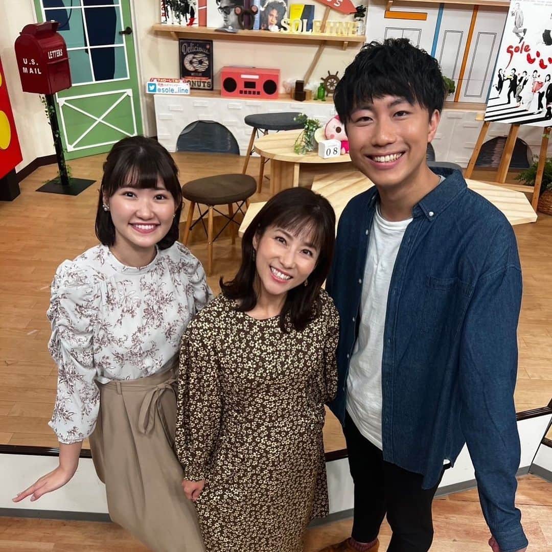 重長智子のインスタグラム：「. . 何となくシックな3人🍂 . きょうは「立冬」❄️ 暦の上では冬の始まりと言われています。 . 三島市では毎年恒例のコモ巻きが行われ、 害虫から松を守る冬支度が進んでいました。 . このニュースを見ると、 季節が進んでいることを感じます🌳 . 例年に比べてあたたかい日が続いていますが、 「soleいいね」では、田中気象予報士の 詳しいお天気を毎日お伝えしていますので お出掛けの参考にしてください🌤️ . . #静岡県 #天気予報 #田中健太郎  #気象予報士 #たなてん #それいいね #LIVEしずおかも毎日あるよ #実はすごくハードな田中さん #いつもお疲れさまです」