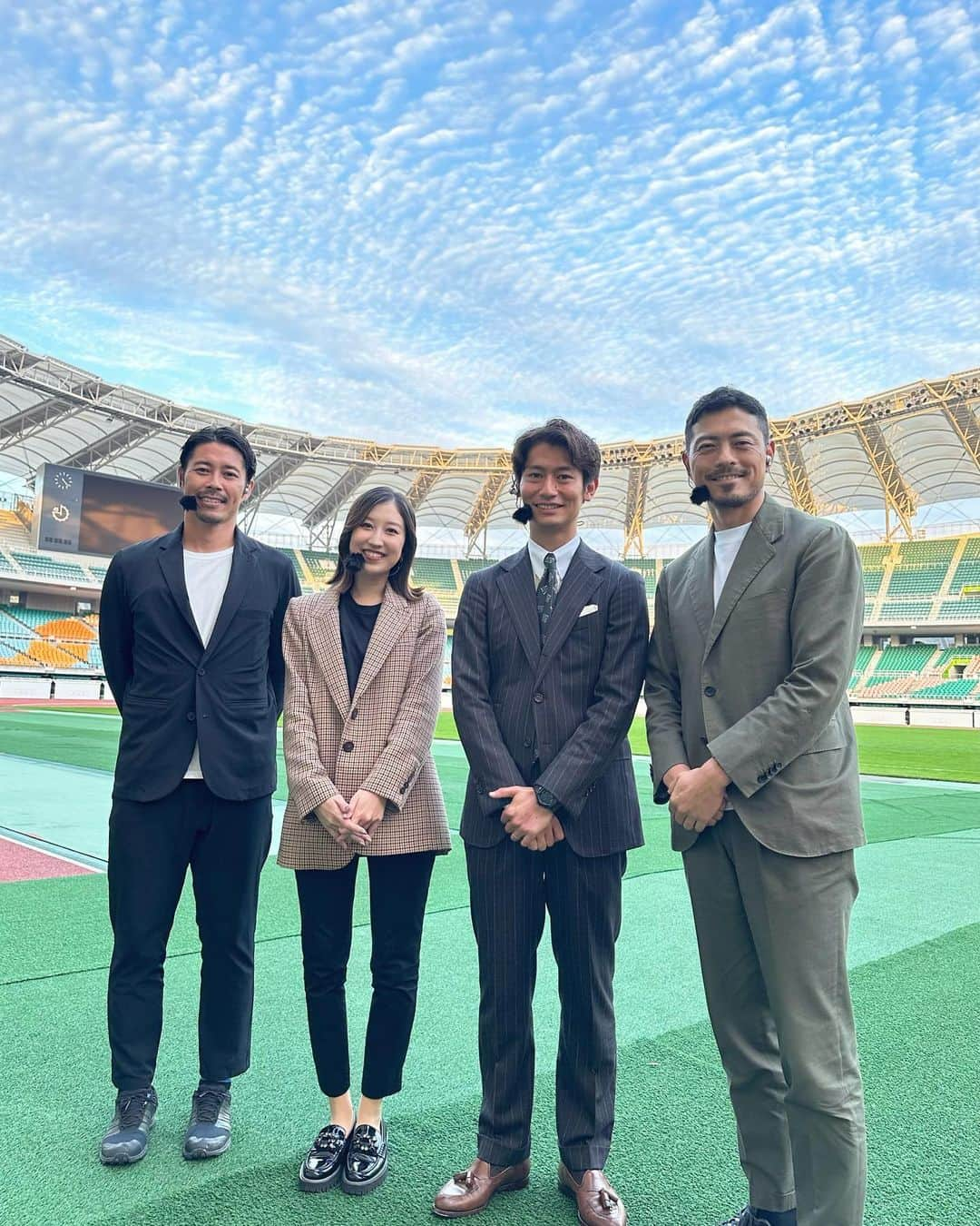 臼井佑奈さんのインスタグラム写真 - (臼井佑奈Instagram)「高校サッカー選手権静岡県大会準決勝2試合と、エコパスタジアムからお送りしたKICK OFF! SHIZUOKA⚽️ご覧いただいたみなさま、ありがとうございました！  浜名 vs 藤枝東 静岡学園 vs 浜松開誠館  試合を終えるごとにいろいろな思いが溢れます。(毎年恒例)  準決勝で敗れた浜名と浜松開誠館は、共にエースが前半に負傷交代。なぜこのタイミングで…と私が運命を恨んでしまうような、そんなアクシデントがありました。  浜名はエースでキャプテンの⑩加藤千寛選手。足を痛めた後も懸命にプレーを続けましたが、前半２６分で交代しました。担架に運ばれながらも、交代する選手と笑顔でタッチをして声をかける姿に、加藤選手の責任感や周りを不安にさせない気遣いが見えました。私に「今シーズン1番ぐらいに調子がいい」と試合前に話してくれていたので胸が締め付けられる思いでしたが、その立ち居振る舞いは本当に本当に立派だなと感心しました。 結局チームは延長戦の末１－０で敗戦。ただピッチ上の選手たちは素晴らしいサッカーを披露しました。とっても素晴らしかったです。それに、私は内藤監督が選手と共に作り上げる近年の浜名のサッカーが大好きで、今後も期待しかありません。  静岡学園に１－０で敗れた去年優勝の浜松開誠館。エースで去年の得点王⑨菅原太一選手が前半終了間際に負傷。ハーフタイムにロッカーから出てきた菅原選手からは大粒の涙があふれていました。それでも後半はベンチから誰よりも大きな声でピッチの選手たちを鼓舞していました。他にも、岩﨑選手、森下選手も負傷交代。 青嶋監督が話す「笑顔で伸び伸びとプレーできるかが大事」ということの尊さを実感しました。 みんなが重症でないことを祈るとともに、この経験が一生懸命プレーした選手たちの糧になれば良いなと思います。  ずーっとどう振り返ったら良いかわからず遅く長くなりました😭  激闘を制した藤枝東と静岡学園は、今度の土曜日に決勝を戦います！！  #高校サッカー選手権 #解説 #東海大翔洋 出身 #鈴木啓太 さん #藤枝東 出身 #成岡翔 さん」11月8日 22時06分 - yuna_usui