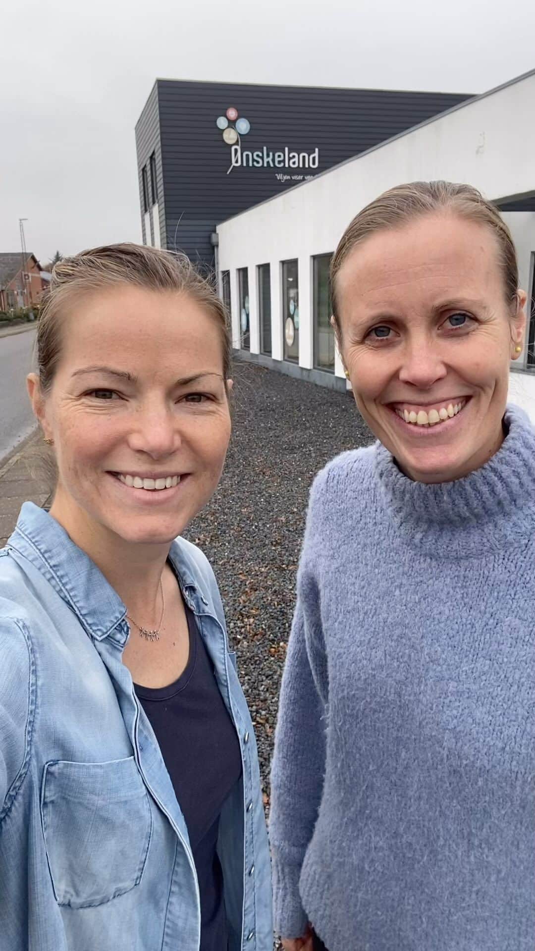 カミラ・リター・ユール & クリスティナ・ペデルセンのインスタグラム：「💥Nyhed! Vi er meget glade og stolte over at vi er blevet ambassadører for @oenskeland 💜 Ønskeland er et pausehus for alvorligt og kronisk syge børn og deres familier.   Vi har været forbi og besøge huset og set de super fede faciliteter👌🏼🏡 Læs mere og søg om ophold på www.ønskeland.dk  #ønskeland #ambassadør」