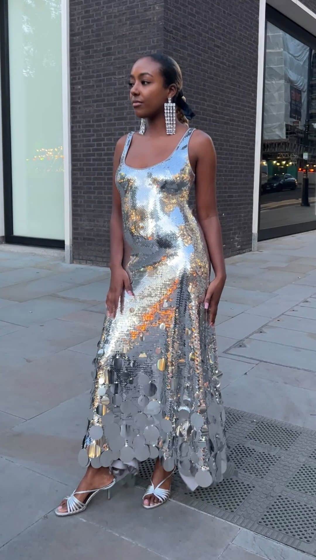British Vogueのインスタグラム：「Party season is almost upon us, and as the dopamine rush of #Beyonce’s Renaissance tour fashion has subsided, one glittering retro-futuristic collection is arriving to save the day: @Rabanne X @HM. Dropping on Thursday, it promises all the space-age chainmail, glittering paillettes and metal fringing you could ask for. Hit the link in bio to read #BritishVogue’s exclusive review of the high-street edit, including product highlights and sizing guide.」