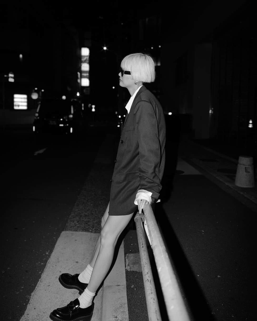 シェンのインスタグラム：「Roppongi Night 📸 @pierpiupiu  Jacket @johnlawrencesullivan_official  shirt @driesvannoten  shoes @prada  Sunglasses @ysl」