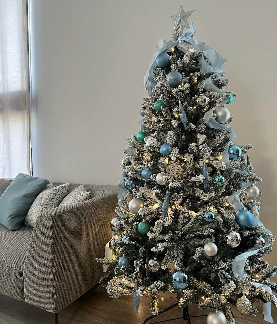仲嶺梨子のインスタグラム：「今年は、引っ越をしたので 大きめのクリスマスツリーを購入しました！！ どちらのものですか？と質問を頂いておりましたので… @_store_express オリジナルのツリーだそうです （よく知らずに一目惚れで購入🤪） サイズもたくさんあるので お家に合う大きさを選べてよかったです！！ 大きなツリーを飾るのが夢だったので 180cmにしました🎄 欲張りすぎたかも🤣 でも子供達も大喜びで プレゼントが置かれる日を楽しみにしています🎁 あっという間に、今年も終わってしまいそうですが 残り2ヶ月弱、楽しみましょ〜🥰✨」