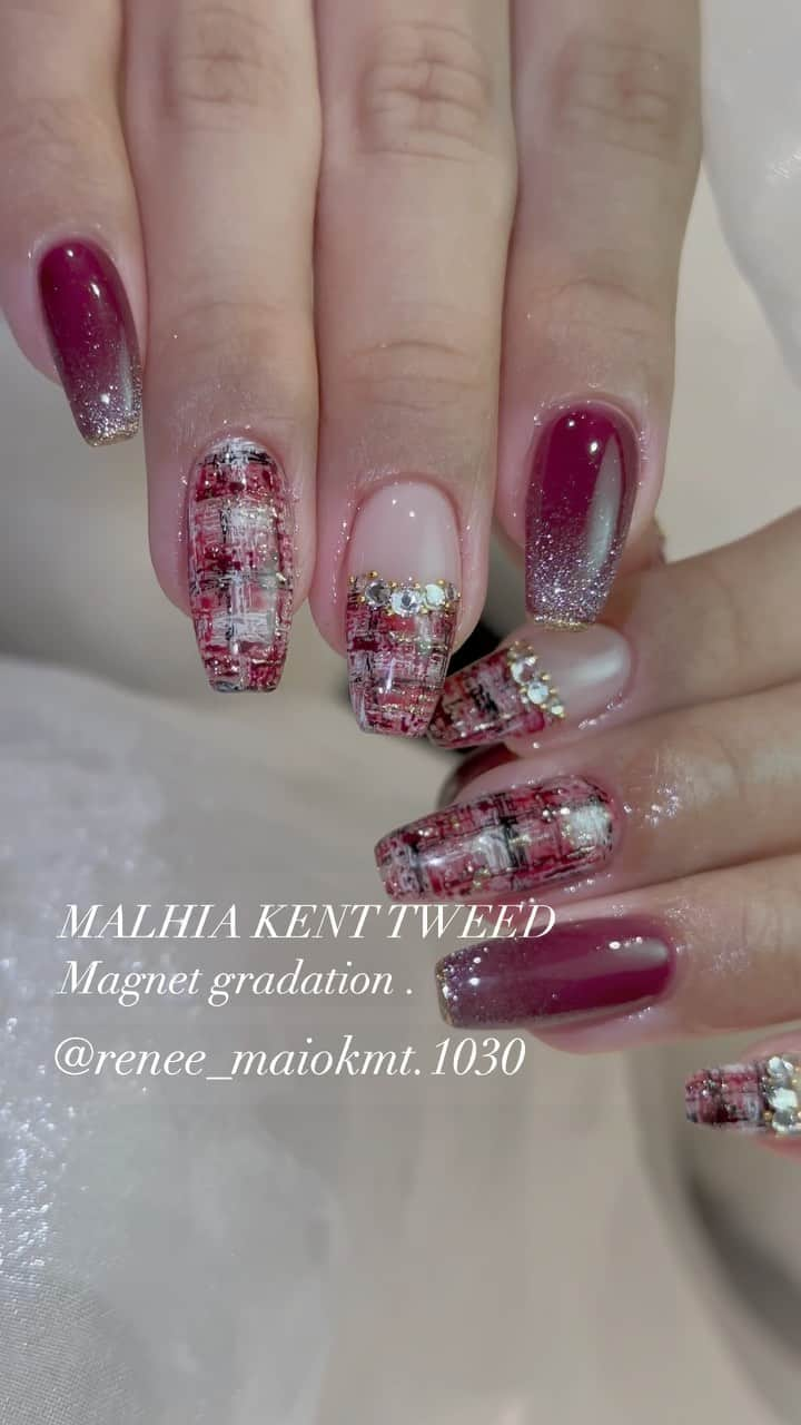 ネイルサロンレネのインスタグラム：「.  ツイードデザイン🧵♥️  @trinagel_official @swarovski   □ 店舗詳細 ⇩ 大阪府大阪市北区堂山町1-2 R&Eビル3階 am10:00〜pm20:00 JR大阪駅から徒歩7分 阪急梅田駅から徒歩7分 御堂筋梅田駅から徒歩7分  —————————— ☆ご予約はRenée公式LINEから 受け付けております☆  @renee.nailsalon @renee_maiokmt.1030  プロフィールURLよりLINEへ飛べます or LINEアプリの友達検索にて  【@bos7903t】←※@から入力🔍 ⁡ メニューに迷った方やご相談は LINEにて受け付けております。 ⁡ リピート率95% TV.メディア出演 スタッフ全員資格保持者 カラー300種類以上 パーツ1000種類以上 雑誌掲載デザイン多数 ⁡ —————————— ⁡ ⁡ #nail#ネイル #大阪ネイルサロン#梅田ネイルサロン #ビジューネイル#おしゃれネイル#お洒落ネイル#シンプルネイル#きれいめネイル#大人ネイル#上品ネイル#ナチュラルネイル#ヌーディネイル#美フォルムネイル#美フォルム#ちゅるんネイル#フィルイン  #ストーンネイル #ビジュー #美爪ネイル #秋ネイル #秋ネイルデザイン #autumnnails #tweednails #ツイードネイル#赤ネイル #チェックネイル #グラデーションネイル #gradationnail #マグネットネイル」