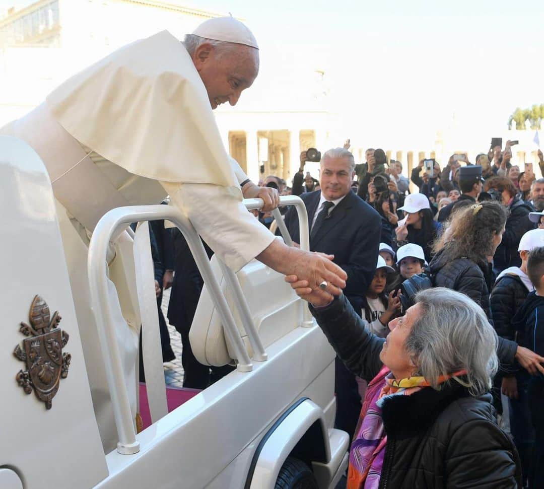 フランシスコ（ローマ教皇）のインスタグラム：「EN: In every personal or social situation or circumstance of our life, the Lord is present and calls to us to inhabit our own time, to share our life with others, to mingle with the joys and sorrows of the world. #GeneralAudience PT: Em cada situação e circunstância pessoal ou social da nossa vida, o Senhor está presente e chama-nos a viver o nosso tempo, a partilhar a vida dos outros, a misturar-nos nas alegrias e tristezas do mundo. #AudiênciaGeral ES: En toda situación y circunstancia personal o social de nuestra vida, el Señor está presente y nos llama a habitar nuestro tiempo, a compartir la vida de los otros, a mezclarnos en las alegrías y los dolores del mundo. #AudienciaGeneral  IT: In ogni situazione e circostanza personale o sociale della nostra vita, il Signore è presente e ci chiama ad abitare il nostro tempo, a condividere la vita degli altri, a mescolarci alle gioie e ai dolori del mondo. #UdienzaGenerale FR: Dans chaque situation et circonstance personnelle ou sociale de notre vie, le Seigneur est présent et nous appelle à habiter notre temps, à partager la vie des autres, à nous mêler aux joies et aux peines du monde. #AudienceGénérale DE: In jeder Situation und persönlichen wie gesellschaftlichen Lebenslage ist der Herr gegenwärtig und ruft uns auf, unsere Zeit zu bewohnen, das Leben der Anderen zu teilen und uns unter die Freuden und Leiden der Welt zu mischen. #Generalaudienz」