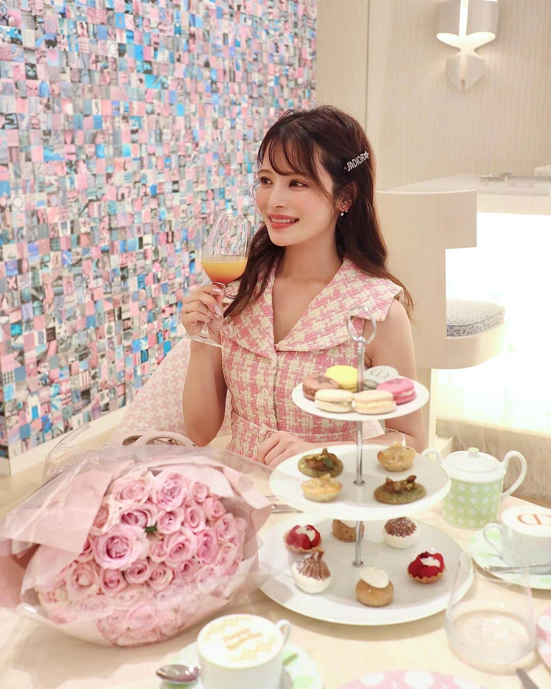 小沼瑞季さんのインスタグラム写真 - (小沼瑞季Instagram)「🫖💐 ⁡ しおちゃんと合同お誕生日会をしたときの🐈💗 （９月🌕笑） ⁡ 大きなお花を買って ディオールカフェでお互いのお祝いを🥂 ⁡ リニューアルしてから何気に初めて行ったの🤍 クリスマスシーズンも行きたいな🎄 ⁡ ⁡ #diorcafe #cafedior #ディオールカフェ #カフェディオール #誕生日会 #銀座カフェ #東京カフェ #みいきのカフェめぐり☕️🍰」11月8日 22時14分 - mizukikonuma