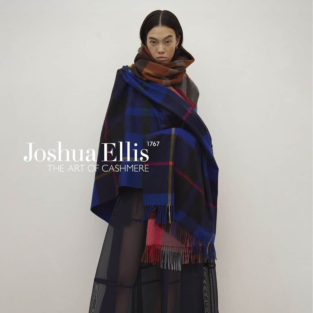 DES PRESさんのインスタグラム写真 - (DES PRESInstagram)「【SHOP EVENT】 〈JOSHUA ELLIS〉POP UP STORE  英国最古のテキスタイルファクトリーが手がける ストールブランド〈JOSHUA ELLIS(ジョシュアエリス)〉。 1767年の創業以来、 イギリスのヨークシャー州を拠点に 紡毛生地生産の第一線を走りつづけ、 名だたるメゾンブランドへ最高級の生地を提供してきました。  しっかりとしたウエイトの密度の高いカシミヤ生地を ゆっくりと縮絨し、職人が丁寧に起毛することで 生まれる美しい柄と光沢が魅力です。  デ・プレ 丸の内店にて、 特別なストールコレクションを取り揃えた 〈JOSHUA ELLIS(ジョシュアエリス)〉POP UP STOREを開催いたします。  11月11日(土) 21:30〜より、 @despres_jp からinstaLIVEを配信致します。 〈JOSHUA ELLIS〉のカシミヤストールをご紹介致します。 ぜひ、ご覧ください。  〈JOSHUA ELLIS(ジョシュアエリス)〉 POP UP STORE開催店舗  デ・プレ 丸の内店 @tomorrowland_marunouchi 11月9日(木)〜11月27日(月)  🔗https://store.tomorrowland.co.jp/detail/?article_id=755997  #despres #DESPRÉS #デプレ #joshuaellis #joshuaelliscashmere  #yesjoshuaellis #stole」11月8日 22時14分 - despres_jp