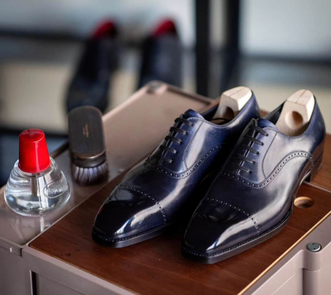 サンクリスピンのインスタグラム：「Shoe shine is akin to alchemy in the hands of @tanakajukkaten.⁣ #shoes #handmadeshoes #madetoorder #mtoshoes #bespokeshoes #handwelted #shoeporn #madebyhand #shoestagram #agentlemanschoice #onlyforgentlemen」