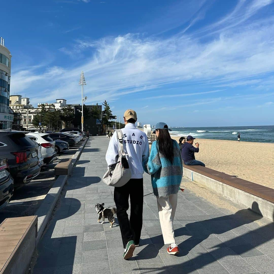 ヘインのインスタグラム：「올해 강원도만 n번째…  결혼 준비에 정신없는 와중에  지쳐서 급 여행 ••• 🚗🚙  회는 못 먹지만 조개구이도 먹고 불꽃놀이도 하고 바다보면서 힐링하구 왓숨다~.~ 🩵」