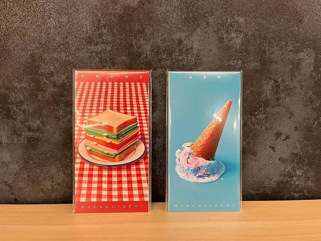 のインスタグラム：「🍦  とうとう明日 キネマ倶楽部にて発売  8cm CDリリース第二弾。 この並ぶ姿を見たかった。  デザインNEWTONEけんちゃん。 最高。  サインも1枚1枚買いたのでぜひに！  𓍯 𓍯 𓍯 𓍯 𓍯 𓍯 𓍯 𓍯  2023.11.9(木) NakamuraEmi 突然ONEMAN 2023 in 東京 BAND Ver.  [会場] 東京キネマ倶楽部 http://www.kinema.jp/  [時間]　OPEN 18:00 / START 19:00 [金額]　前売 ¥6,000 + 1DRINK【全自由】 [出演]　NakamuraEmi [編成]　Vo.NakamuraEmi / Gt.カワムラヒロシ / Ba.片野吾朗 / MPC.熊井吾郎」