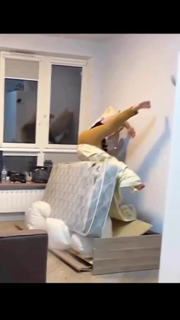 Funny Videosのインスタグラム：「Never leave a friend behind 🤣  #friend #friendship #friendgoals #prank」