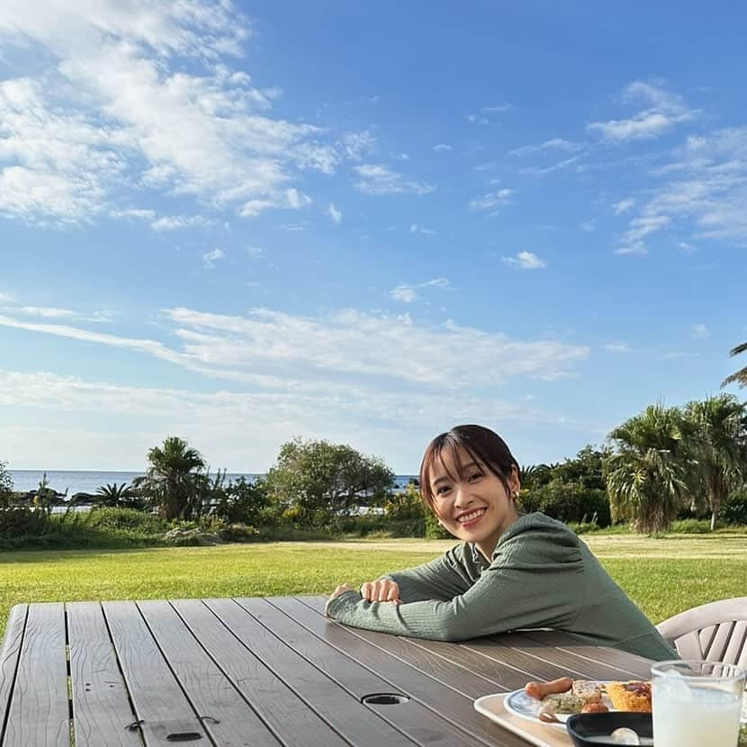 AMIのインスタグラム：「🌳🏝️💓  千葉の海。 大自然気持ちよかった☺️  バイキングとかだと ついついカルピスとか 飲んじゃう✌️🥛💓カラダにピース」