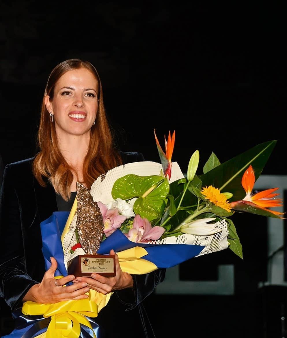 カロリーナ・コストナーのインスタグラム：「Premio Sport & Civiltà 2023 Sono onorata di ricevere questo riconoscimento insieme ad altri grandi personaggi dello sport. Mi sono emozionata ad ascoltare le loro testimonianze nella cornice del bellissimo Teatro Regio di Parma; lo sport è cultura, è bellezza ed è speranza. ✨ I am honored to receive this recognition, alongside other great athletes and sports figures. I was moved by their stories on the stage of Parma’s beautiful Teatro Regio: sport is also culture, beauty and hope.」