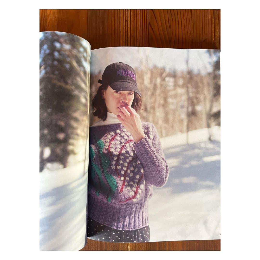 高橋ヨーコのインスタグラム：「帰ってきたら届いてました。お久しぶりにモデルやってもらいましたのおミカさん。文章もステキでした。 冬のロケまた行きたいなぁ⛄️ 本で手に取れるのもいいなぁ  #編み物は全くできません #編み物本  #印刷物」