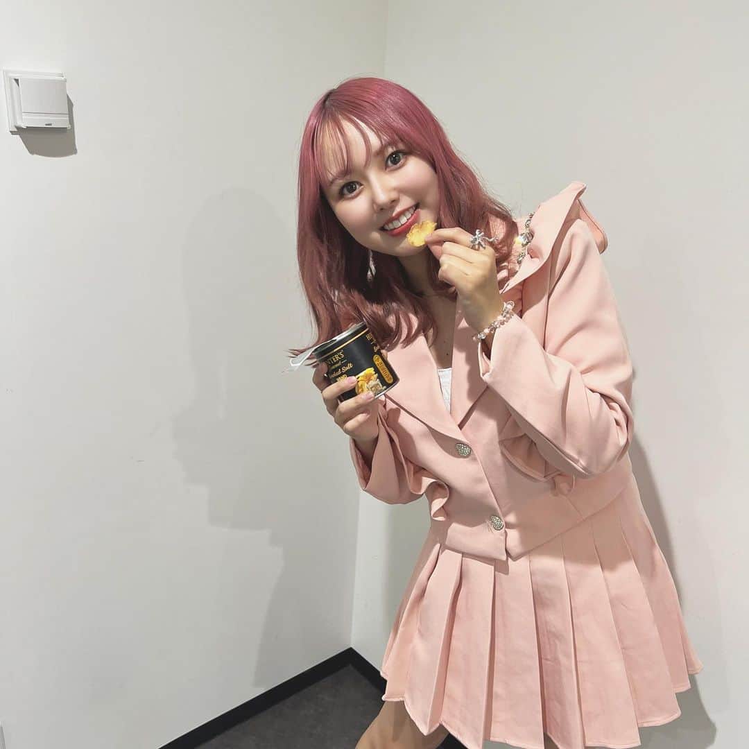 瑞稀ミキのインスタグラム：「東京都主催のファッションショー「TOKYO FASHION CROSSING」でモフモフモーMCさせていただきました！🪄🐕🐕🐕🐕  まさかの代々木第二体育館、 昔ここで行われた音楽フェスにソロで出演した時、中のステージに立てなくて悔しかったので 今回形は違えど、中のステージに舞い降りることができて 嬉しかったなあ😭😭😭  急だったのにきてくれたふぁみり本当にありがとうだったよ🫶  ソロ時代が長すぎて、ステージ上で誰かと関わるのがいまだに新鮮に感じるんだけど、みんなから見てどうですか、、？笑  まだまだ未熟で勉強ばかりだけど いつもとても楽しくて嬉しいです、 幸せを倍増させていけるようになりたいーーぬ🩷🩷🩷  #PR #TOKYOFASHIONCROSSING #TFC #TFC2023 #TFC2023aw #東京ファッションクロッシング」