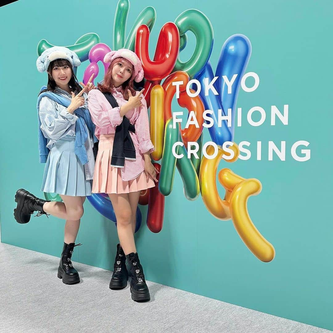 瑞稀ミキさんのインスタグラム写真 - (瑞稀ミキInstagram)「東京都主催のファッションショー「TOKYO FASHION CROSSING」でモフモフモーMCさせていただきました！🪄🐕🐕🐕🐕  まさかの代々木第二体育館、 昔ここで行われた音楽フェスにソロで出演した時、中のステージに立てなくて悔しかったので 今回形は違えど、中のステージに舞い降りることができて 嬉しかったなあ😭😭😭  急だったのにきてくれたふぁみり本当にありがとうだったよ🫶  ソロ時代が長すぎて、ステージ上で誰かと関わるのがいまだに新鮮に感じるんだけど、みんなから見てどうですか、、？笑  まだまだ未熟で勉強ばかりだけど いつもとても楽しくて嬉しいです、 幸せを倍増させていけるようになりたいーーぬ🩷🩷🩷  #PR #TOKYOFASHIONCROSSING #TFC #TFC2023 #TFC2023aw #東京ファッションクロッシング」11月8日 22時36分 - mikichujpn