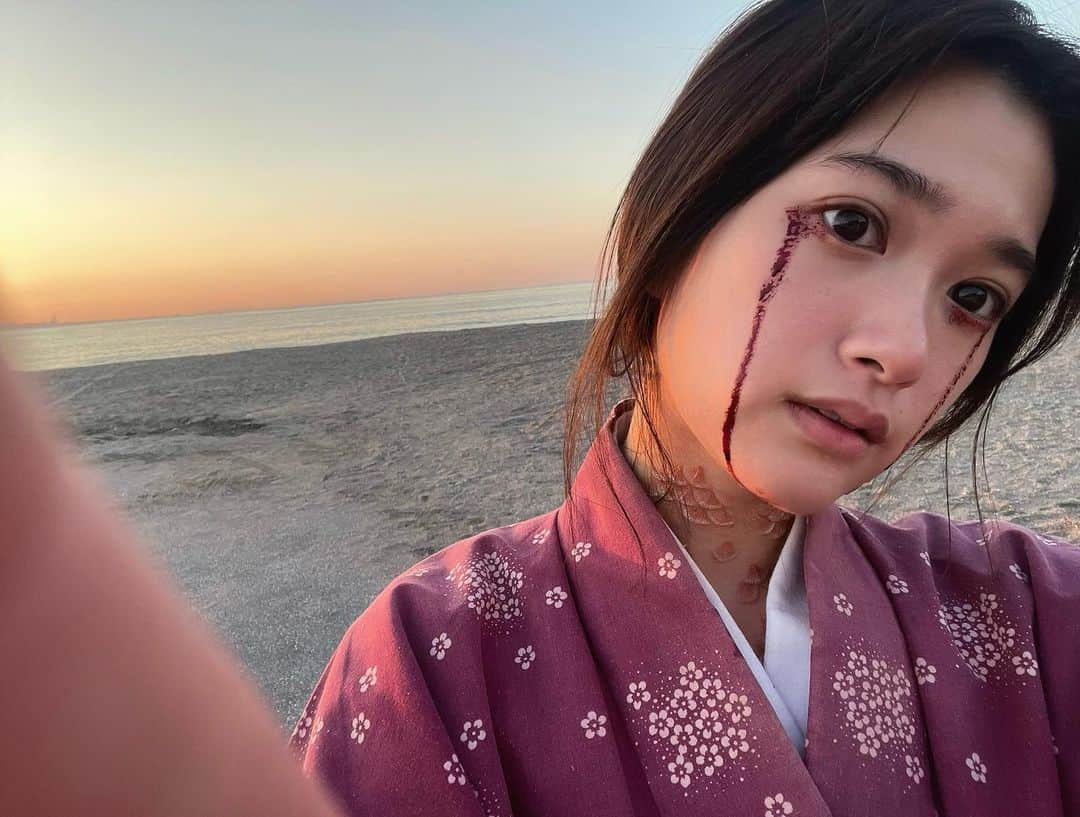 小西桜子さんのインスタグラム写真 - (小西桜子Instagram)「#僕らの千年と君が死ぬまでの30日間   ちょうど1年前の今日は、 皆既月食と惑星食が重なる442年ぶりの日で、この海でのシーンが撮影された日みたいです🌗  いろんな取材でも皆さんお話されてますが、千年という途方もない物語を悩みながら演じているなかで、442年前もこの月を見上げていた人々がたしかにいたという事実に、ふしぎな力をもらいました。 もしかしたらとわ達も、同じように月を見上げていたのかもしれないと思うと すごく遠いところにあった時間がすこしだけ近くに感じられた気がして。  それも最初からねらった撮影日でもなく、たまたま天候予備日にずれたことで見られた美しい光景。なんだか不思議な引き合わせ。天体ってふしぎな引力があるなーと思います。  そしてこの平安時代の場面は、夕日の茜色がきらきらと水面に反射する瞬間の光が映画に閉じ込められていて好きなシーンですが、実は陽が沈んでしまうまでにかなり時間が限られていて、間に合うようにすっごくタイトな中で特殊メイクを施したり、撮影セッティングをしてくださいました。改めてプロフェッショナルなみなさんの仕事にすごいなと思います。 夕陽を背負うかっこいいスタッフのみなさま。  (すこしネタバレになっちゃうけど、許可いただいたので特殊メイクのお写真載せさせていただきます📷)」11月8日 22時28分 - sakurako_kns