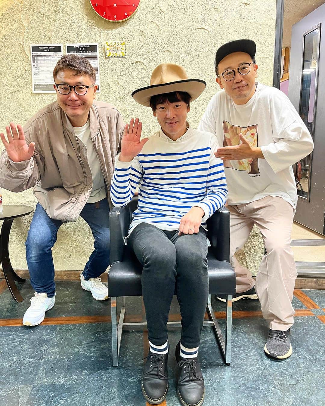 カジヒデキのインスタグラム：「今日は堀江くんとスタジオでポッドキャストの収録をしました！BLUE BOYS CLUB RADIOの新しいエピソードは、明日(もしくは明後日)公開する予定です✨❄️収録後、偶然同じスタジオでSCAFULL KINGの田上くんとアキラくんに久しぶりに会えて嬉しかったです！！アキラくんとは20年ぶり位かな？と言う事で記念撮影🍀SCAFULL、久しぶりに観に行きます🌈田上くん、ありがとうございます！  ちなみに明日は22時からインスタライブをやる予定です✨ぜひご覧下さい。SpotifyのポッドキャストとKINKちゃんと僕のプレイリストも楽しみにしていて下さいね！テーマはクリスマスです🎄✨🎄  #カジヒデキ #堀江博久 #tgmx #akiratt #scafullking  #blueboysclubradio #ポッドキャスト #プレイリスト  #spotify #鈴木kink均」