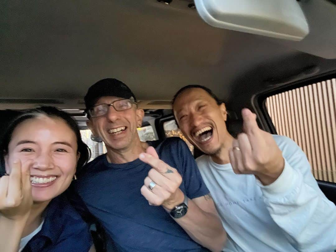 屬美於のインスタグラム：「Hamish to Japan!  I'm really happy and dreamy 😢🩷🫶🌈 A dream made possible by Keigo! 明日からヘーミッシュとアシュタンガヨガ京都のみなさんの夢の練習が始まる💕💕 @keigo323  @tomoyoga0930 にも会えて🩷🩷🫶」