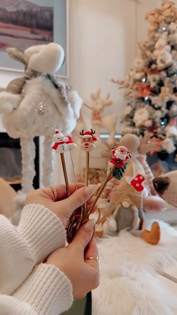 SHEINのインスタグラム：「Unwrap the HAULiday magic one whimiscal find at a time! 🎁❄😍 Which decor has you dreaming of a winter wonderland? 👇 @isadorafragaa  🔎 21578159 20380776 21226891 20982297 24168714 22309254  #SHEIN #SHEINforAll #SHEINstyle #fashion」