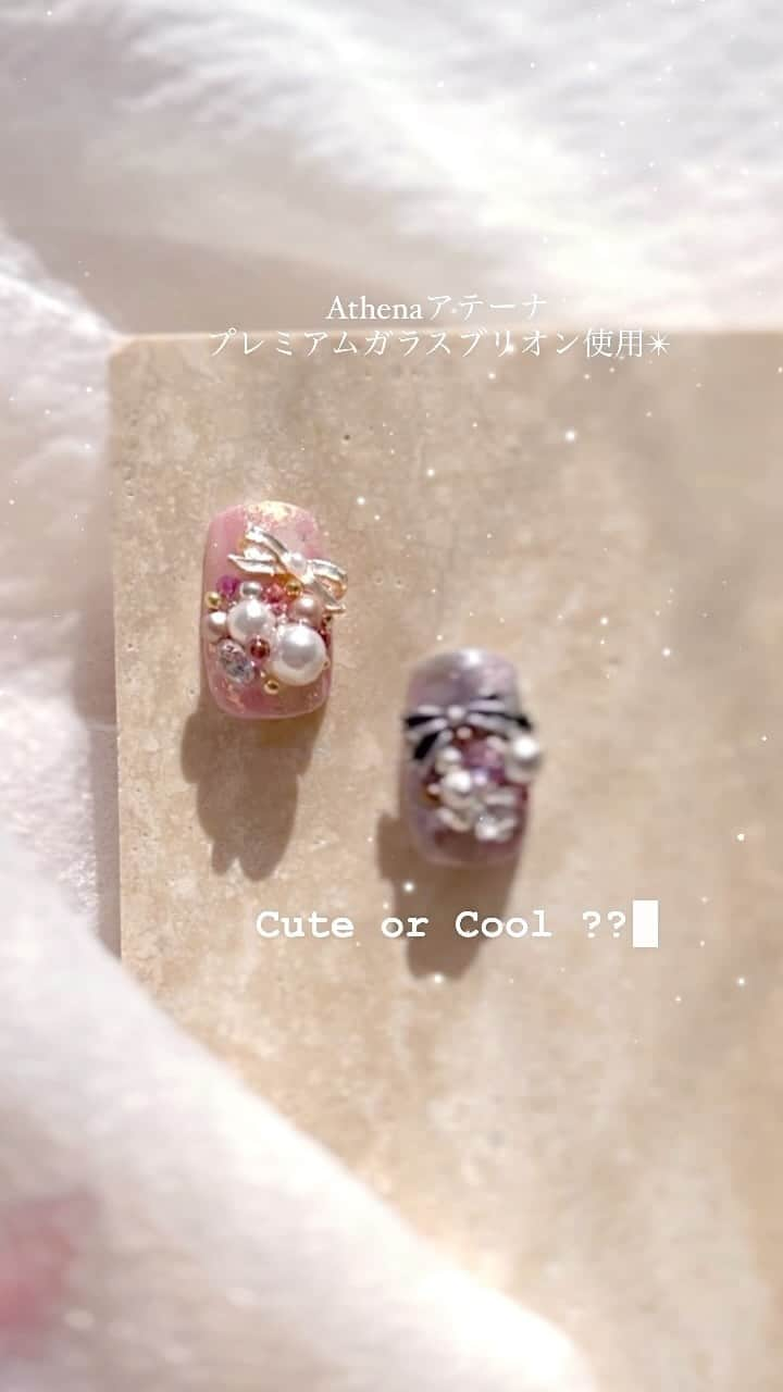 Riyo.Nailartistのインスタグラム：「@athena.official.2023 ホリデー限定商品✴︎ #プレミアムガラスブリオン 使用アート👼🏻  クリスマスのオーナメント、 全部キラキラで作ったら可愛いなぁと思って RAMUSEらしい豪華ビジューで表現しました🤍 ピンク系💗とブラック系🖤  コーティングはほとんどしなくても ゴールドやシルバーのカラーが剥げにくい、 ガラス素材のプレミアムブリオンです！  詳しくは @athena.official.2023 の投稿をチェック！  #athenaアテーナ」