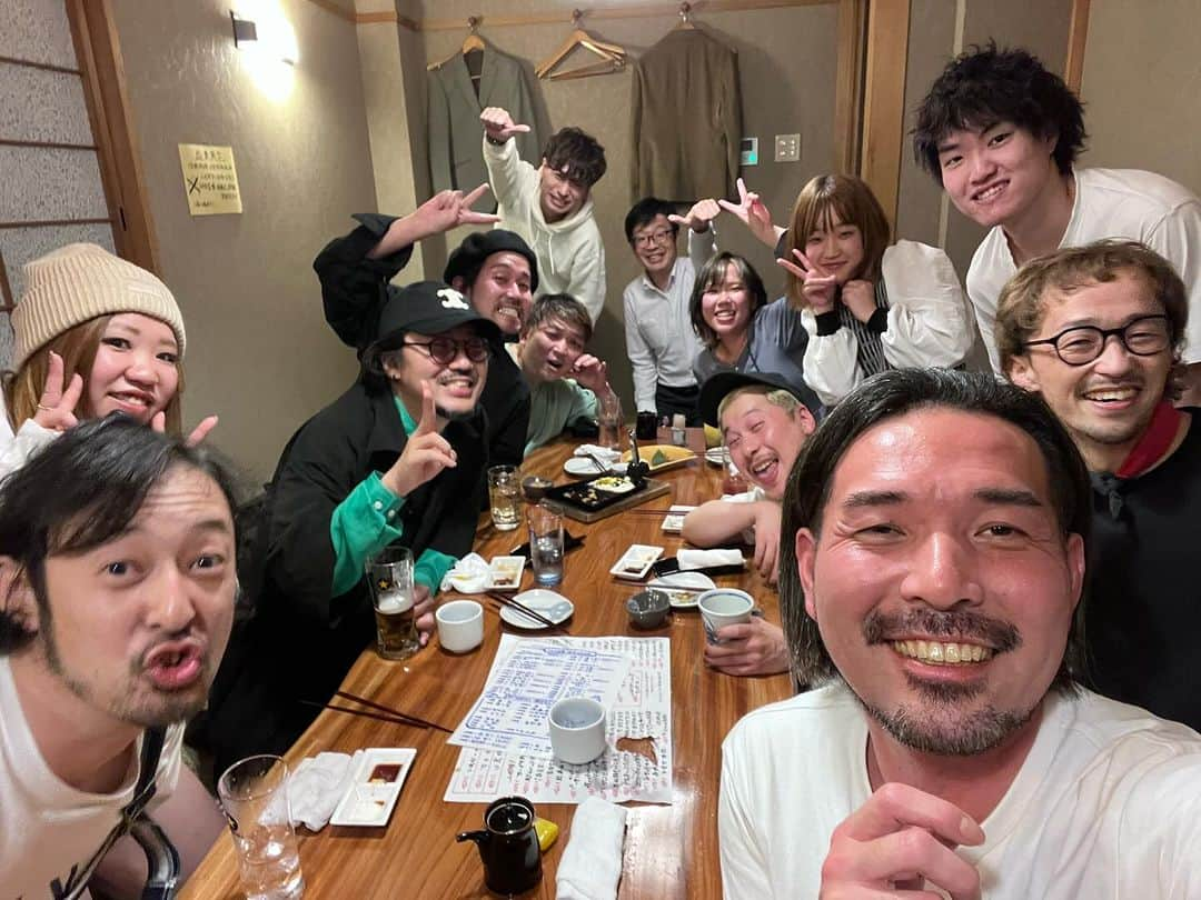 kouzuma ショートマスターのインスタグラム：「写真撮るよっ！って 言ったら、、 ウザいくらいに集まる 最幸のダチ。。  それぞれ最幸のダチ創りの想いが一緒。。  明日もめちゃくちゃ 最幸のプレゼンすんぞ〜❣️  #最幸の仲間創り」