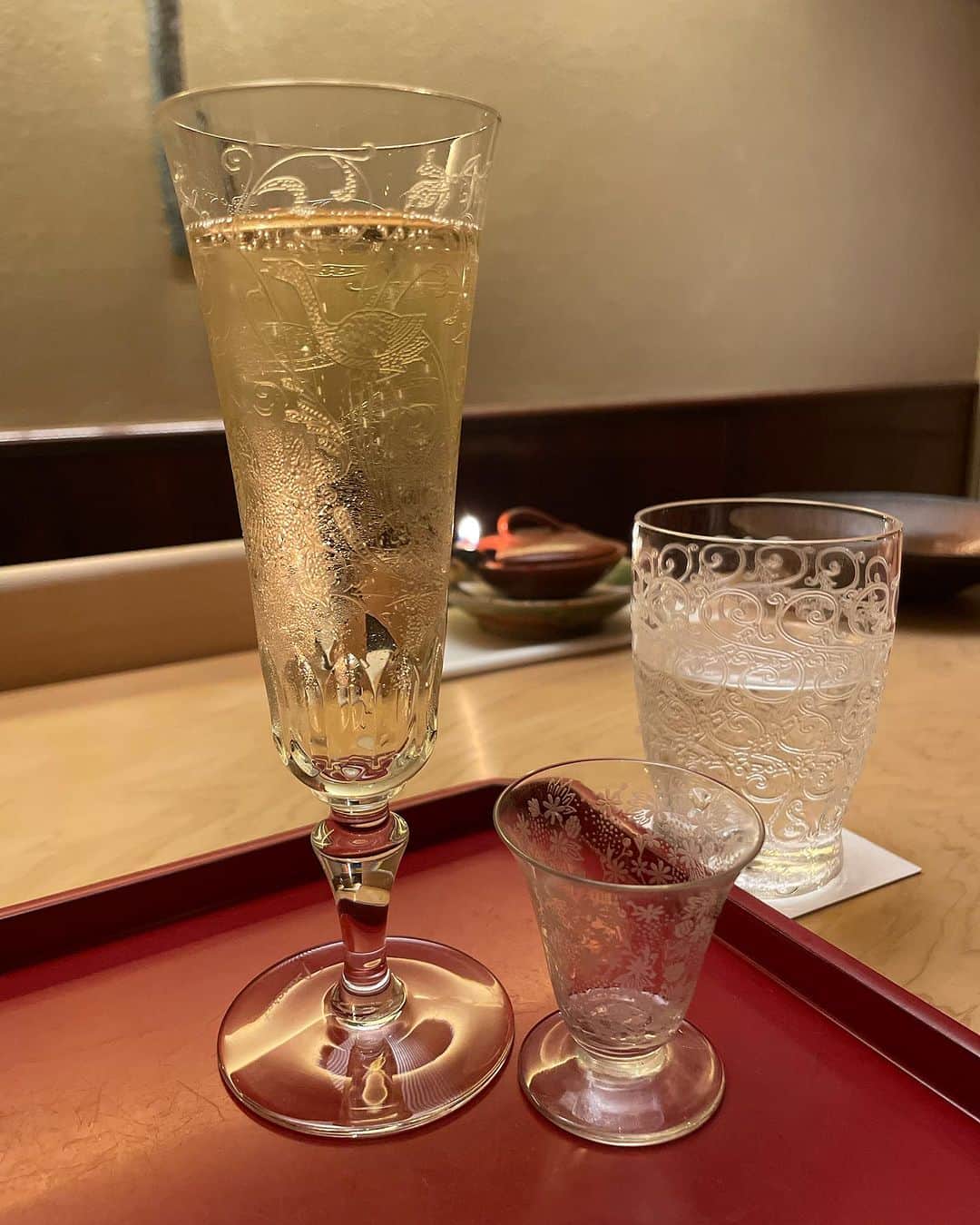 小川薫さんのインスタグラム写真 - (小川薫Instagram)「【本物】 . 一度伺ってみたかった日本料理の名店へ 霜月のお献立の初日に伺うことができました。 食材、料理、器、空間、もてなし すべてが本物。 襟を正し、そこに相応しい人になれますよう。  まるで映画のセットのような 二軒目の老舗のバーも粋。 . #日本料理 #salondeclover  #サロンドクローバー #小川薫　 #料理研究家　#テーブルコーディネーター #堀江公園 #料理教室　#料理教室大阪　#大阪料理教室」11月8日 22時43分 - salondeclover