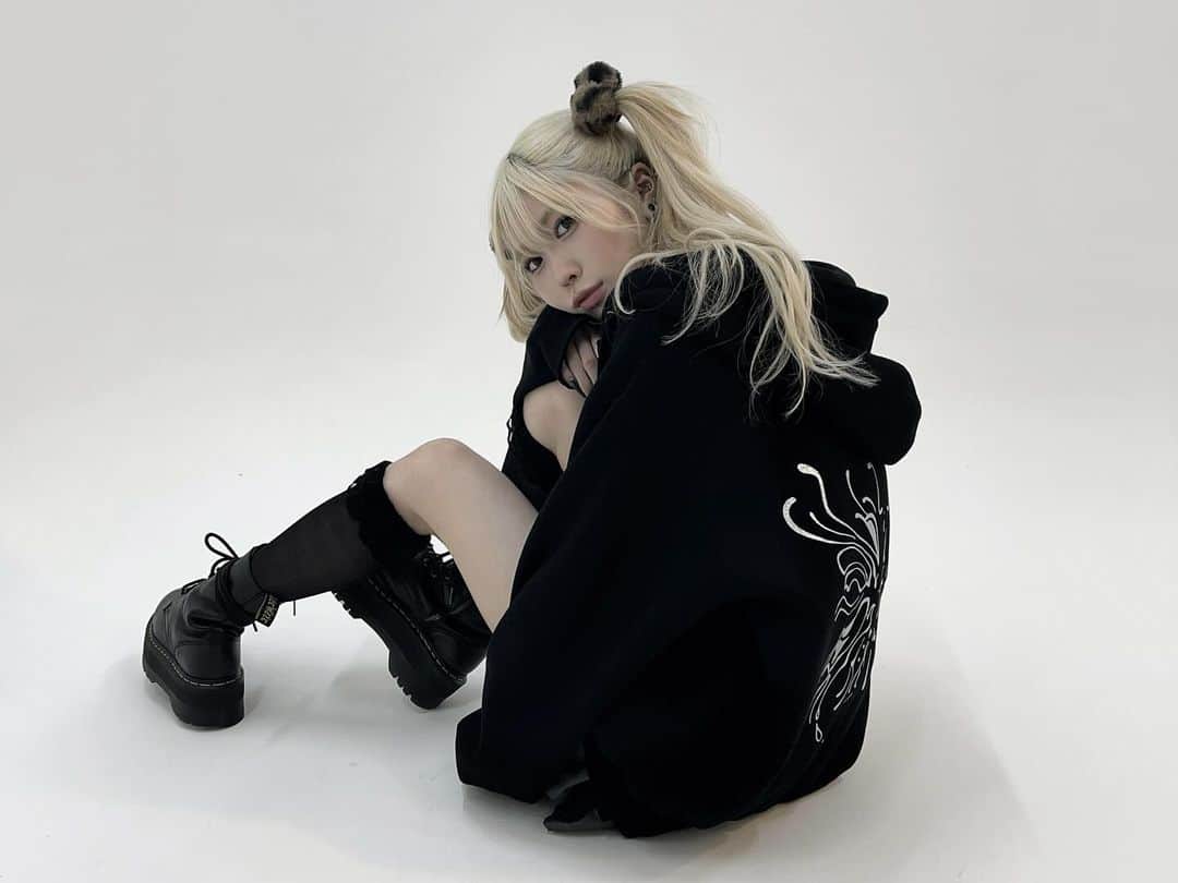 謝花南のインスタグラム：「🩶🖤 . . . 新作明日から情報解禁していくから @wilful__official の アカウントチェックしてね^_^」