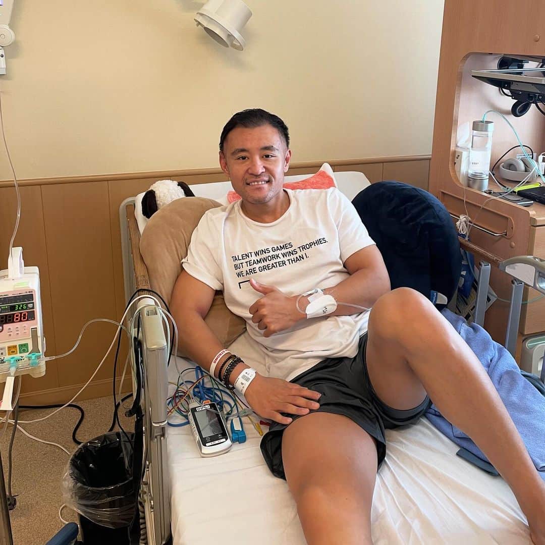 遠藤翼のインスタグラム：「. I’ve been in the hospital for 2 weeks now. I’ve finished the week-long chemo injections through my stomach. On top of that, I’m taking chemo medications everyday and I have to be on them for a while. I am doing donor lymphocyte infusion (DLI). I have no side effects so far and I’m doing well 💪 One step at a time as always!!  ————————— 皮下注射で抗がん剤治療をして、抗がん剤の錠剤を飲んでいます。ドナーリンパ球注入も先日して、様子を見ている状態です。少しずつ前へ、前へ！ ————————— #TsubasaStrong」
