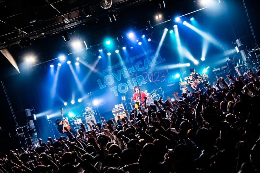 KANA-BOONさんのインスタグラム写真 - (KANA-BOONInstagram)「⁡⁡ ⁡【reGretGirl presents「LOVE × CALL TOUR 2023」】⁡  2023.10.20 名古屋DIAMOND HALL  reGretGirlとの初対バン！ 熱い夜になりました！🔥  地元大阪のすごく近い後輩でした！ これからもよろしく〜！✌️ ⁡⁡ ⁡⁡photo by @yusuke_mphoto ⁡⁡ ⁡⁡⁡ ⁡#reGretGirl  #ラブコツアー ⁡#KANABOON」11月8日 22時38分 - kanaboon_official_insta