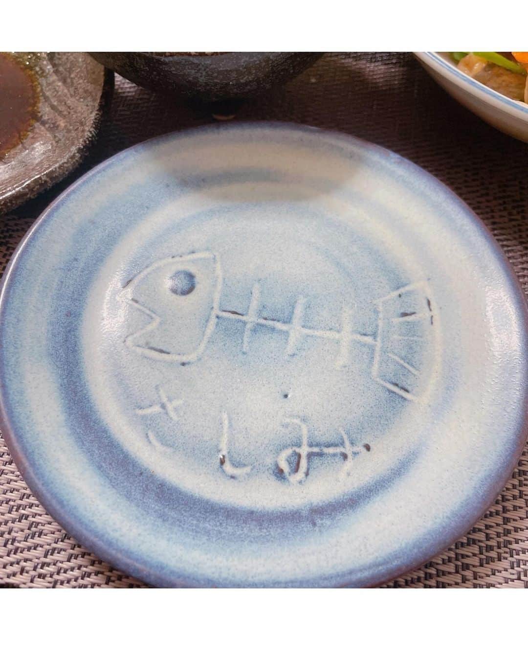 坂本遥奈さんのインスタグラム写真 - (坂本遥奈Instagram)「前回の釣り🎣投稿の時 作ったお料理〜✨  マハタのお刺身♡ アジ南蛮♡  マハタのお刺身はもう絶品♡♡ 上品で綺麗な白身…🐟 熟成させて食べたからより美味さマシマシ！！ またすぐ食べたいー！！  大量に釣れたアジ🐟 小さいものはアジ南蛮にしたよー♪  アジ南蛮に入ってるシャキシャキ玉ねぎとかにんじん 大好きだから大量に入れた〜！ 美味しすぎた♡  写真はないんだけどアジのお刺身も脂がすごくのってて さいっっこうに美味しかった🥹  最後の写真は 小学生のころに常滑で作ったお皿😂笑  お魚の骨の部分にお刺身をおこうと思って 「さしみ」って書いて作ったのは覚えてるんだけど、 焼いたら想像よりもちっちゃくなって…笑  3切れくらいしか置けなくなっちゃったやつ🥹笑  お魚のお皿とか見つけたら 欲しくなる…釣り好きの方は多いのでは…？🐟  #マハタ#お刺身#アジ#アジ南蛮 #釣りガール#釣りハル#釣り #釣り女子 #fishing #fishinglife  #fishinggirls #instafish #fishingdaily # #angler #釣り好きと繋がりたい」11月8日 22時38分 - haruna_sakamoto_official