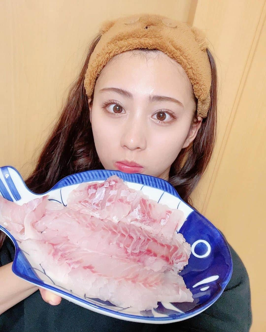 坂本遥奈さんのインスタグラム写真 - (坂本遥奈Instagram)「前回の釣り🎣投稿の時 作ったお料理〜✨  マハタのお刺身♡ アジ南蛮♡  マハタのお刺身はもう絶品♡♡ 上品で綺麗な白身…🐟 熟成させて食べたからより美味さマシマシ！！ またすぐ食べたいー！！  大量に釣れたアジ🐟 小さいものはアジ南蛮にしたよー♪  アジ南蛮に入ってるシャキシャキ玉ねぎとかにんじん 大好きだから大量に入れた〜！ 美味しすぎた♡  写真はないんだけどアジのお刺身も脂がすごくのってて さいっっこうに美味しかった🥹  最後の写真は 小学生のころに常滑で作ったお皿😂笑  お魚の骨の部分にお刺身をおこうと思って 「さしみ」って書いて作ったのは覚えてるんだけど、 焼いたら想像よりもちっちゃくなって…笑  3切れくらいしか置けなくなっちゃったやつ🥹笑  お魚のお皿とか見つけたら 欲しくなる…釣り好きの方は多いのでは…？🐟  #マハタ#お刺身#アジ#アジ南蛮 #釣りガール#釣りハル#釣り #釣り女子 #fishing #fishinglife  #fishinggirls #instafish #fishingdaily # #angler #釣り好きと繋がりたい」11月8日 22時38分 - haruna_sakamoto_official