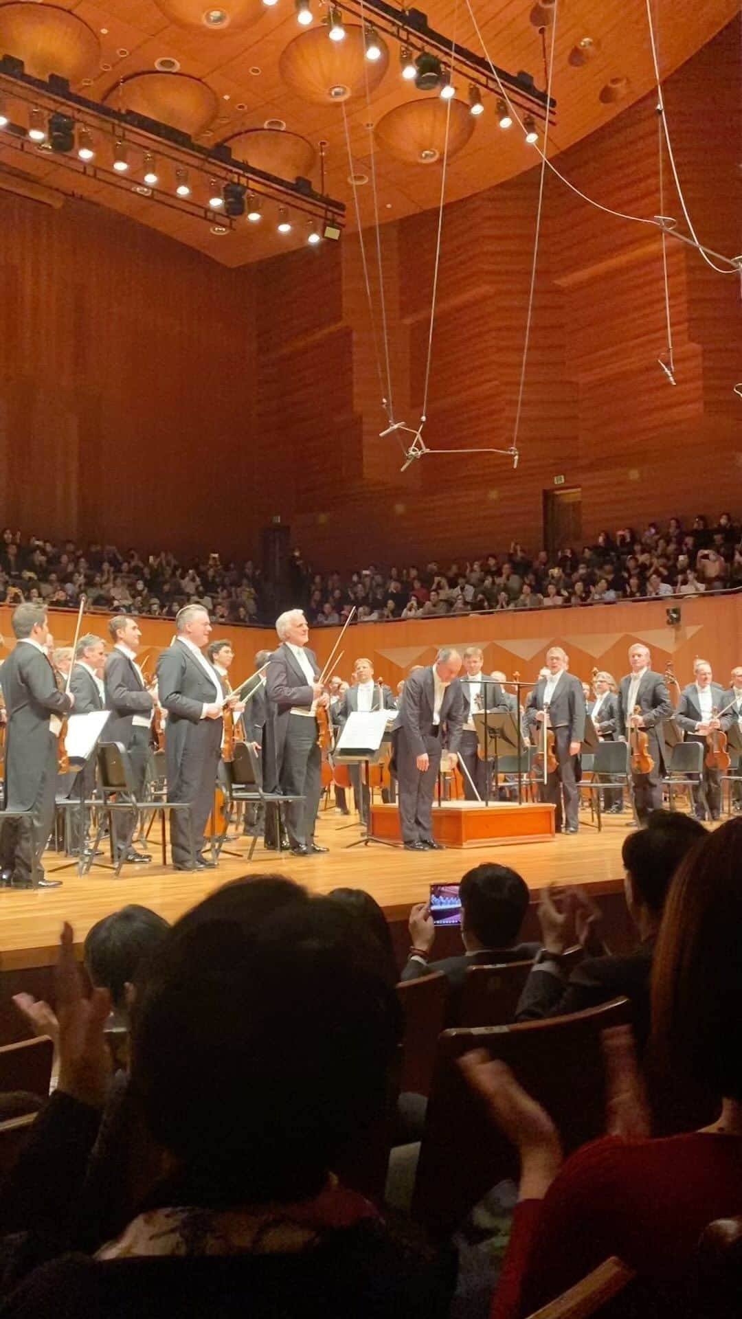 キム・インキョンのインスタグラム：「@viennaphilharmonic Tugan Sokhiev⭐️ Thank you for coming to Seoul🫶 I’ve witnessed something magical two days in a row. Especially, ending of the second movement of Brahms symphony No.1 … I was air clapping big time👏👏👏👏👏👏👏👏👏👏👏」