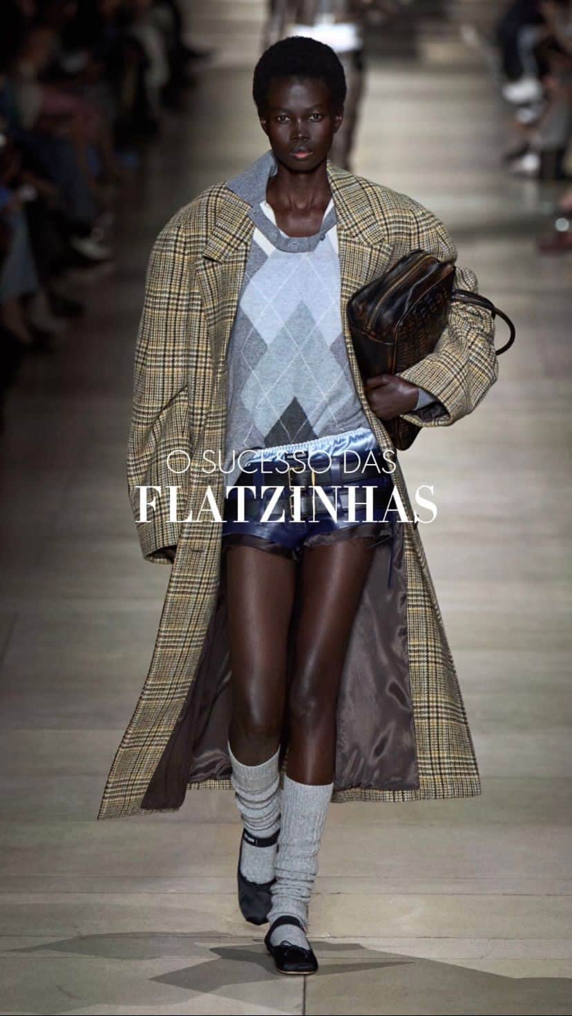 Lalá Noletoのインスタグラム：「Chegou o momento das flatzinhas! Hoje estou trazendo pra vocês mais uma tendência de verão, pra usar com roupas casuais e chiques, sem perder o conforto e aquele toquezinho feminino e delicado.  Me contem o que acharam.」