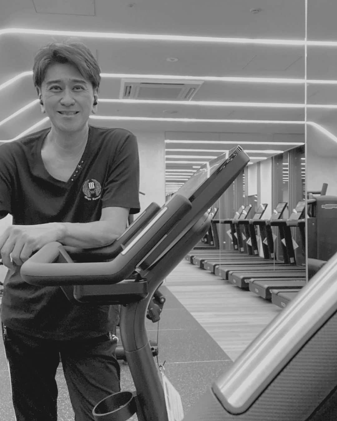 川崎麻世のインスタグラム：「ここ一年ジムで有酸素運動やらなかったけど、スタミナ付ける為にも始めました🏃‍♂️  #トレーニング #川崎麻世 #川﨑麻世」