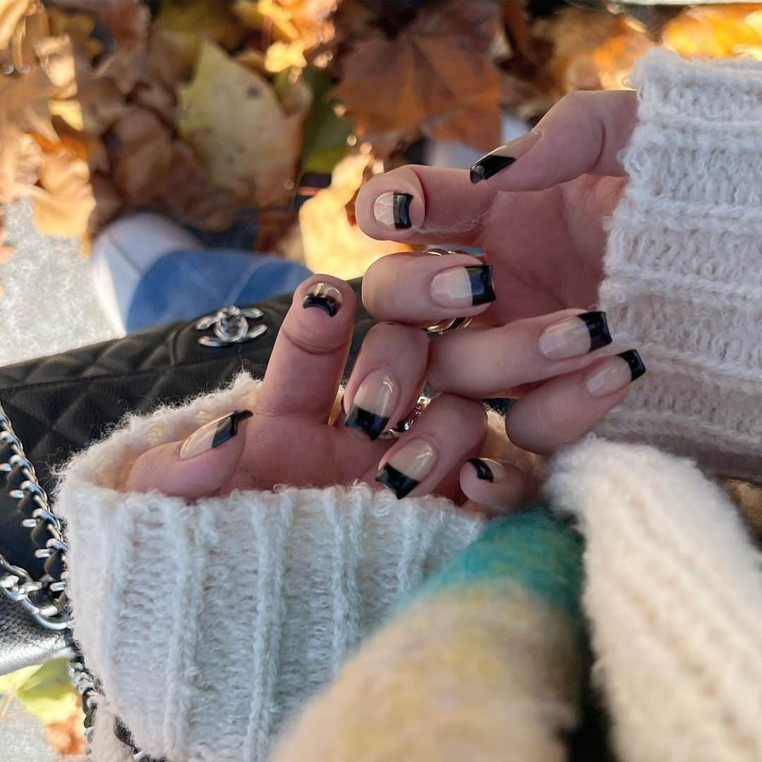 のインスタグラム：「今月は大好きな黒フレンチ🖤  人差し指にニット絡まっとる笑  💅🏻　@_jemiy_u  . . .」