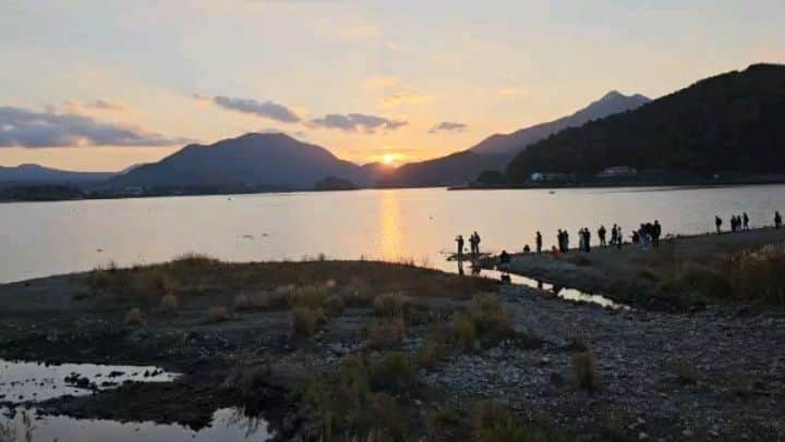 綾小路きみまろのインスタグラム：「綾小路きみまろです。 今日は 河口湖のサンセット🌇をお届けします。  なんとも美しい瞬間です💓  明日もよい日になりますように。  #綾小路きみまろ #河口湖 #きみまろ散歩 #サンセット #夕日 #紅葉 #20231108」