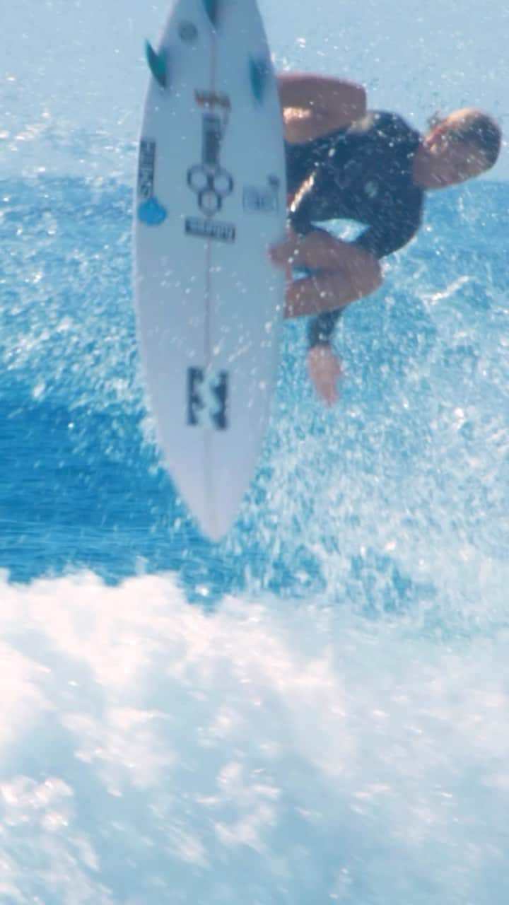 ビラボンのインスタグラム：「Nod from the pod. 🐬  @lennix.smith received a warm welcome from the locals on our recent jaunt to the east coast filming for our latest surf edit, ‘Life’s Better In Boardshorts, Chapter 18: Cosmic Echoes.’  Tap into our link in bio to explore the collection and watch the edit from our trip.  #LifesBetterInBoardshorts」