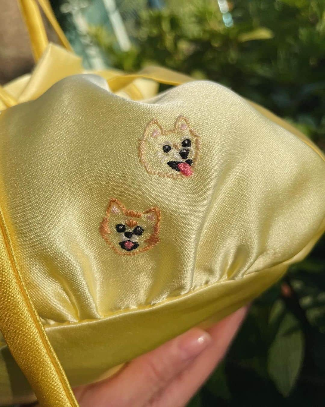 Chiyono Anneさんのインスタグラム写真 - (Chiyono AnneInstagram)「A bespoke order of our Silk Kinchaku Bag☀️💛🐱  愛犬の絵を手刺繍したシルク巾着バッグ。太陽のしずくのようなアクセサリーに仕上がりました💛  #シルクバッグ #手刺繍 #チヨノアン #巾着バッグ #ハンドメイド #chiyonoanne #ビスポーク #silkbag #handembroidery」11月8日 22時47分 - chiyono_anne