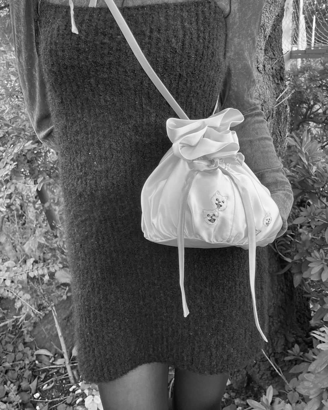 Chiyono Anneさんのインスタグラム写真 - (Chiyono AnneInstagram)「A bespoke order of our Silk Kinchaku Bag☀️💛🐱  愛犬の絵を手刺繍したシルク巾着バッグ。太陽のしずくのようなアクセサリーに仕上がりました💛  #シルクバッグ #手刺繍 #チヨノアン #巾着バッグ #ハンドメイド #chiyonoanne #ビスポーク #silkbag #handembroidery」11月8日 22時47分 - chiyono_anne